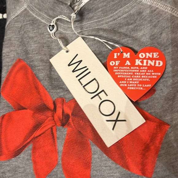 Wildfox ~ I’m The Present Sweatshirt - large red bow! So adorable! Size xxs! - Picture 14 of 16